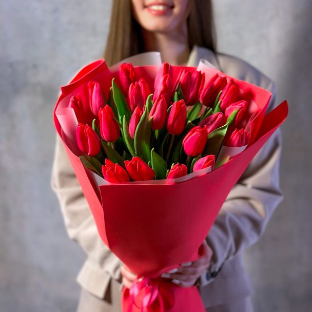 Букет из 25 малиновых тюльпанов