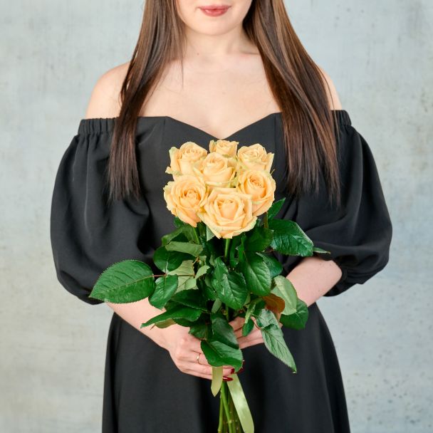 Букет из 7 кремовых Российских роз