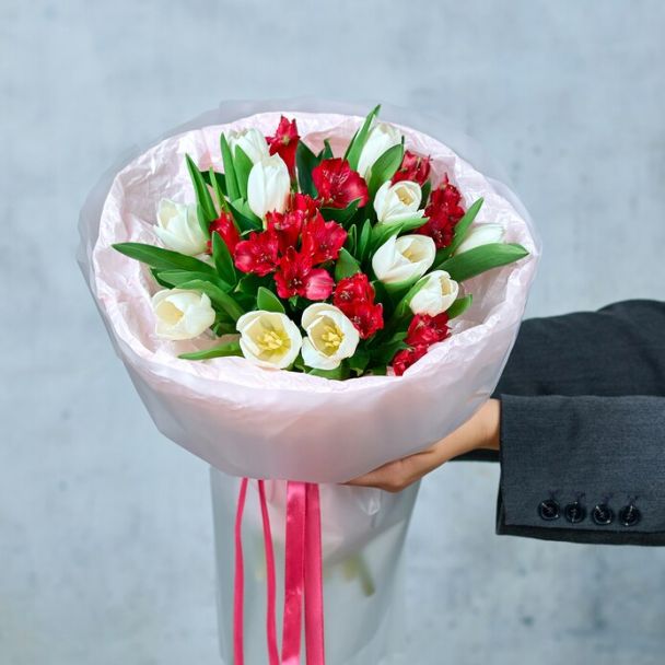 Букет из тюльпанов и альстромерий