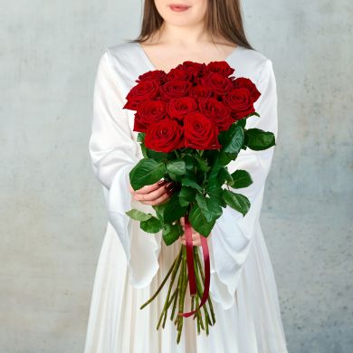 Букет из 15 красных  Российских роз