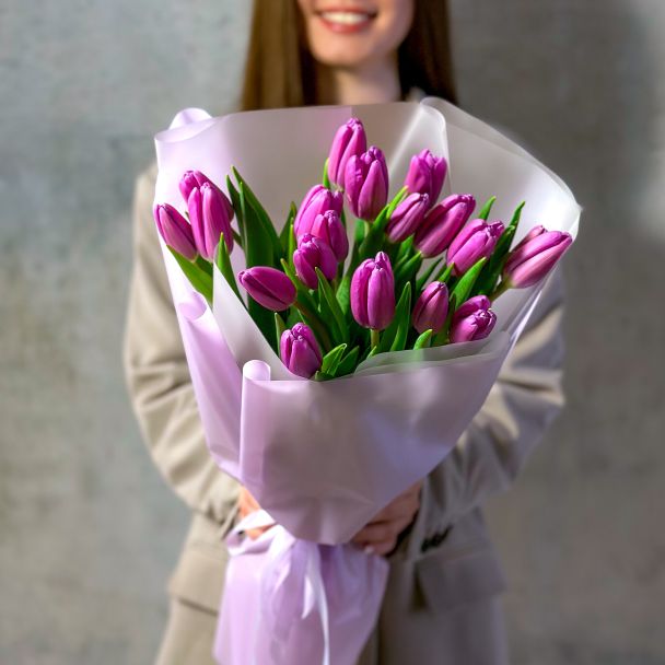 Букет из 19 фиолетовых тюльпанов