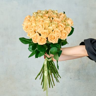 Букет из 35 кремовых Российских роз