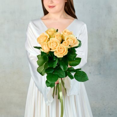 Букет из 9 кремовых Российских роз